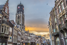 909018 Gezicht op de Domtoren te Utrecht, vanaf de Stadhuisbrug, met op de voorgrond de panden aan de Vismarkt en ...